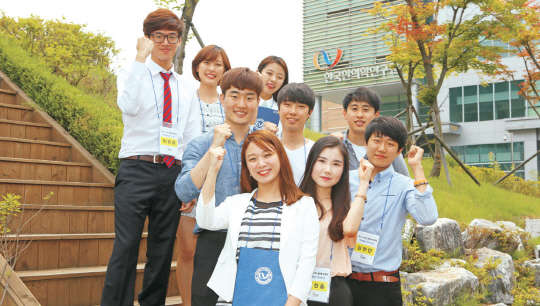 24일 한국한의학연구원에서 열린 '2015 KIOM 글로벌 원정대' 발대식에 참가한 3개팀의 학생들이 기념촬영을 하고 있다.   한의학연 제공